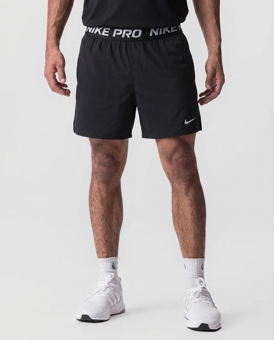 121 Short Novak NK Pro Negra - estudio on-model