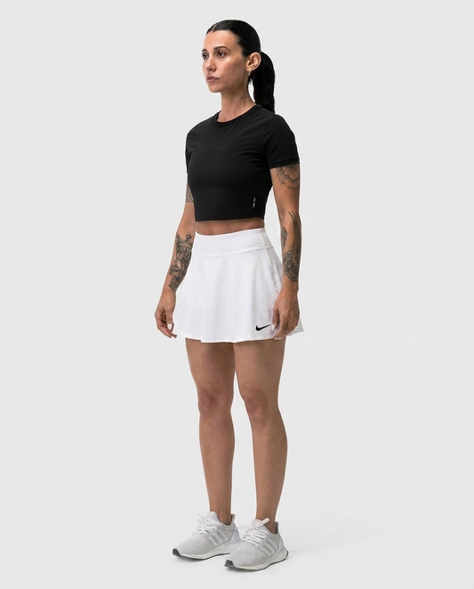 Falda Esencial Blanca Nike - Vista frontal on-model