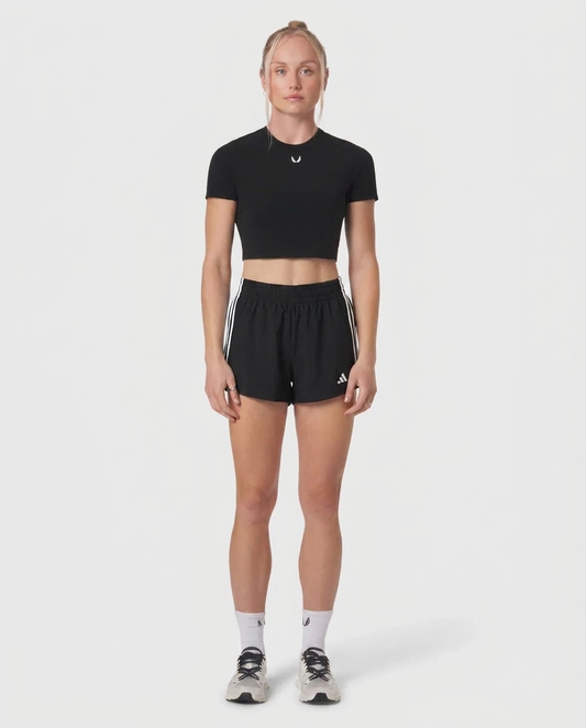 Short Dama Essencial Adidas - Vista frontal on-model