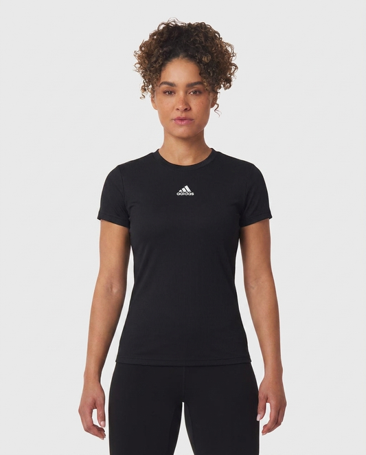 Camiseta Negra Dama Alum - Frontal on-model
