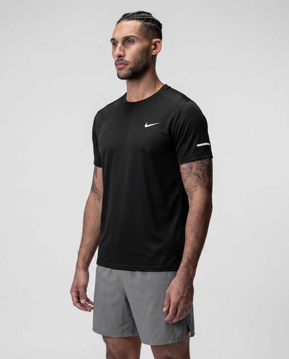 Camiseta Essencial Negra NK - Frontal