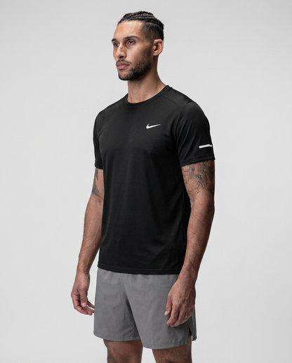Camiseta Essencial Negra NK - Frontal