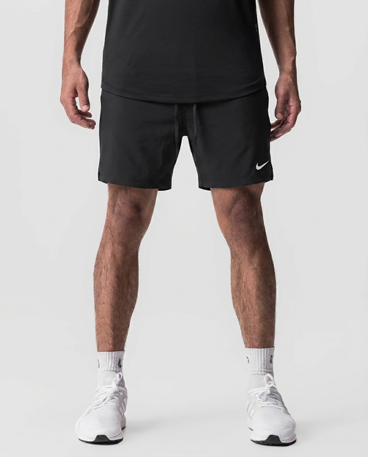 101 Short Essencial Burda Negro NK - foto de estudio on-model