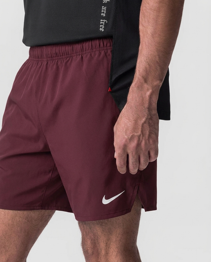 118 Short Essencial Novak Vinotinto NK - detalle macro