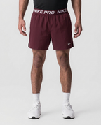 122 Short Novak NK Pro Vinotinto - estudio on-model