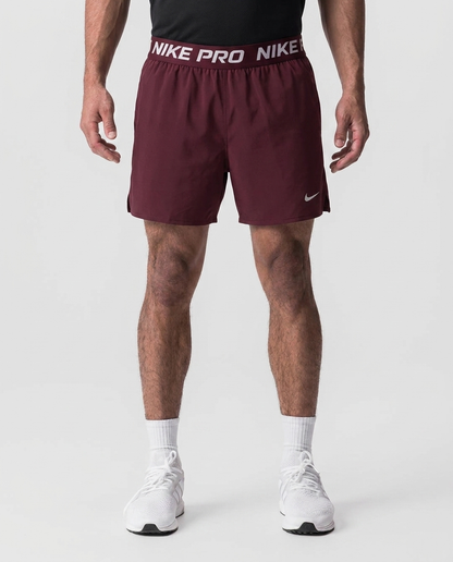 122 Short Novak NK Pro Vinotinto - estudio on-model