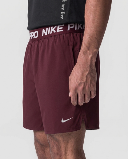 122 Short Novak NK Pro Vinotinto - detalle macro