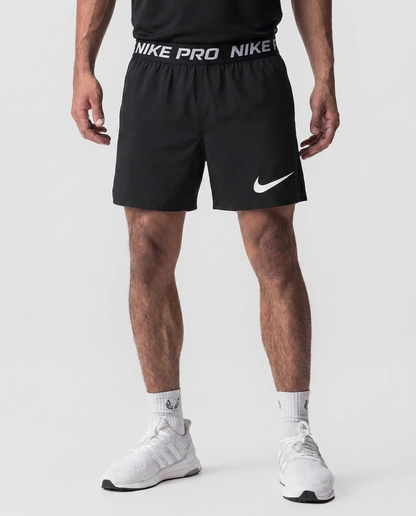 125 Short Novak NK Pro Logo Grande Negro - estudio on-model