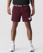 126 Short Novak NK Pro Logo Grande Vinotinto - estudio on-model