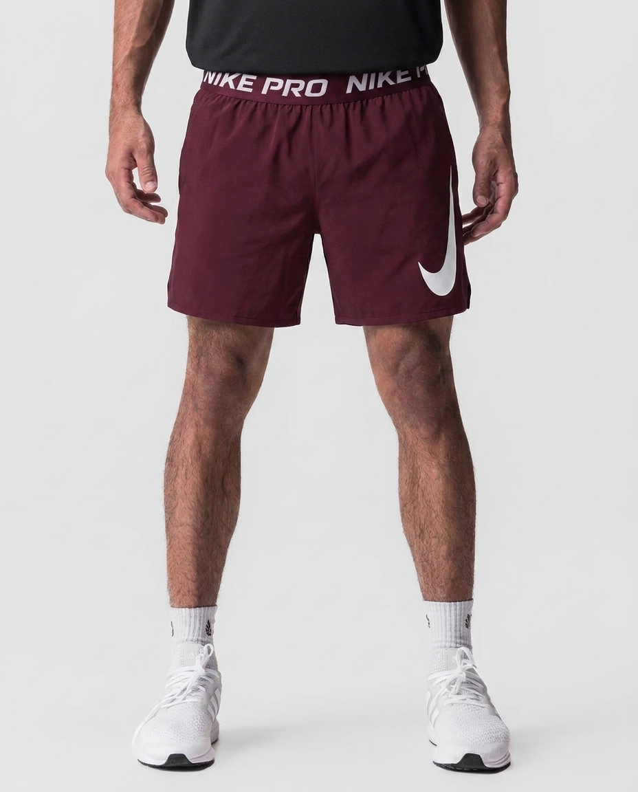 126 Short Novak NK Pro Logo Grande Vinotinto - estudio on-model