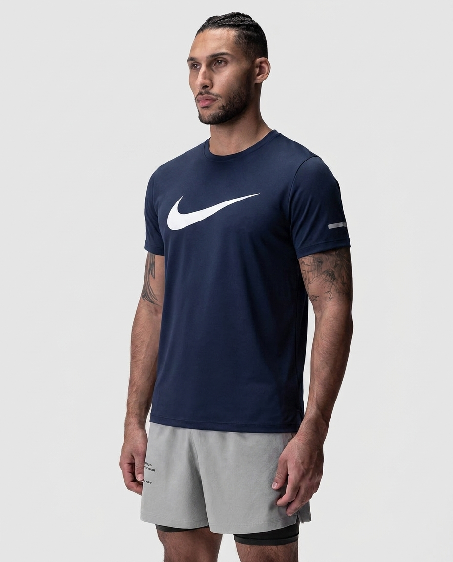 216 Camiseta Essencial Azul Navy Logo Grande NK - frontal on-model