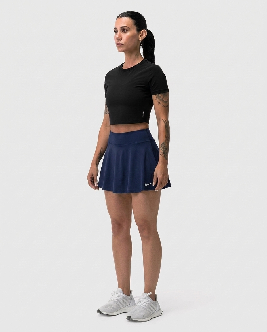 Falda Esencial Azul Navy Nike - Vista frontal on-model
