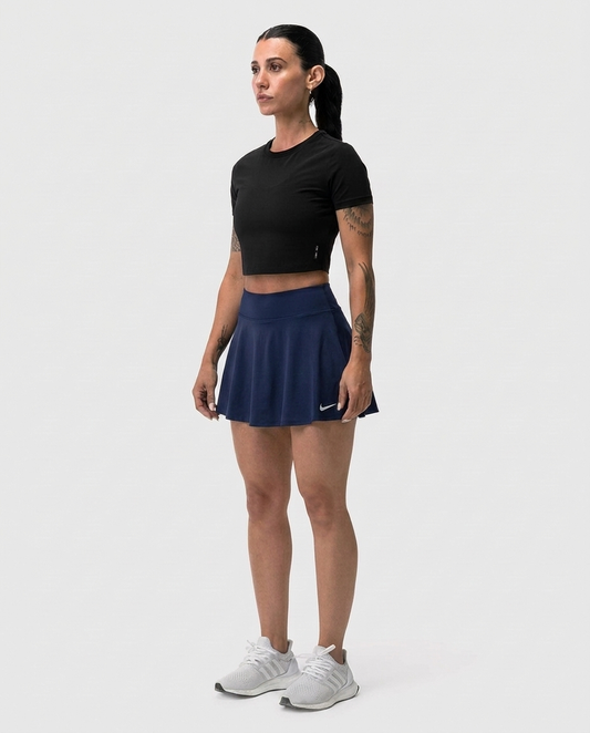 Falda Esencial Azul Navy Nike - Vista frontal on-model
