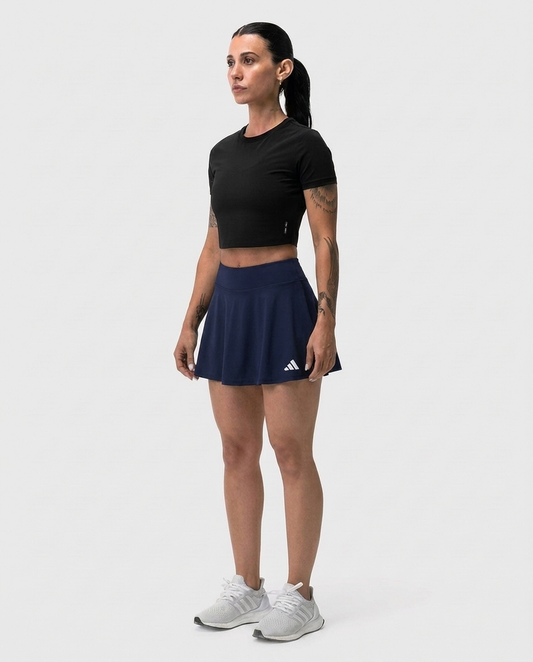 Falda Esencial Azul Navy Adidas - Vista frontal on-model