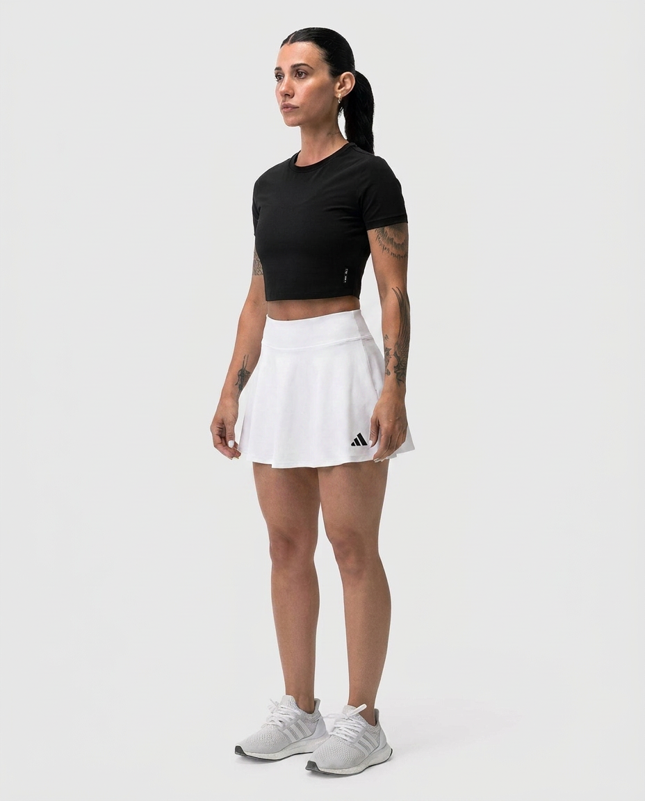 Falda Esencial Blanca Adidas - Vista frontal on-model
