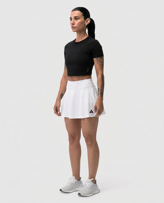 Falda Esencial Blanca Adidas - Vista frontal on-model