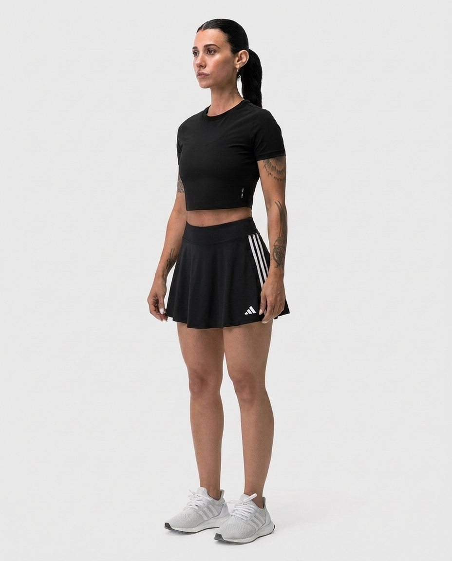 Falda Esencial Negra Adidas - Vista frontal on-model