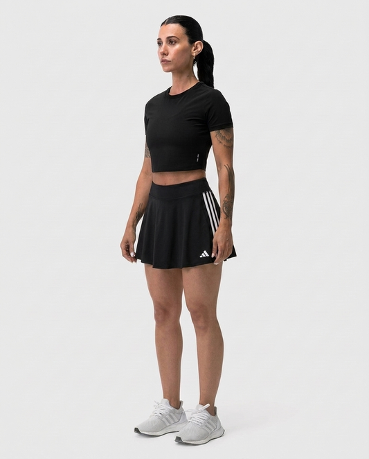 Falda Esencial Negra Adidas - Vista frontal on-model