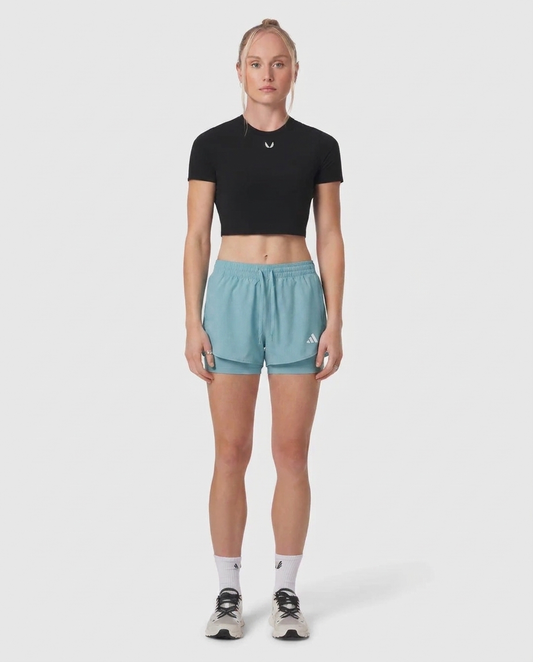Short Dama Celeste Adidas - Vista frontal on-model