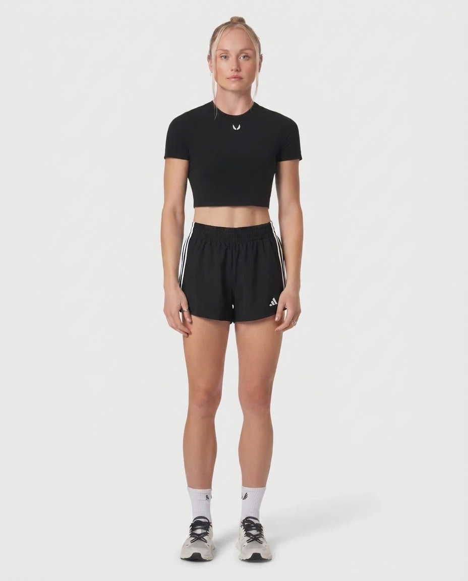 Short Dama Essencial Adidas - Vista frontal on-model