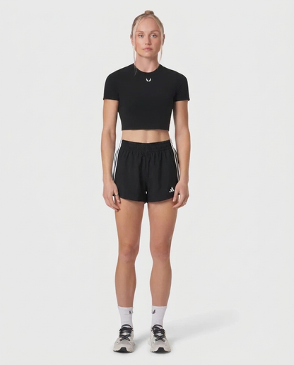 Short Dama Essencial Adidas - Vista frontal on-model