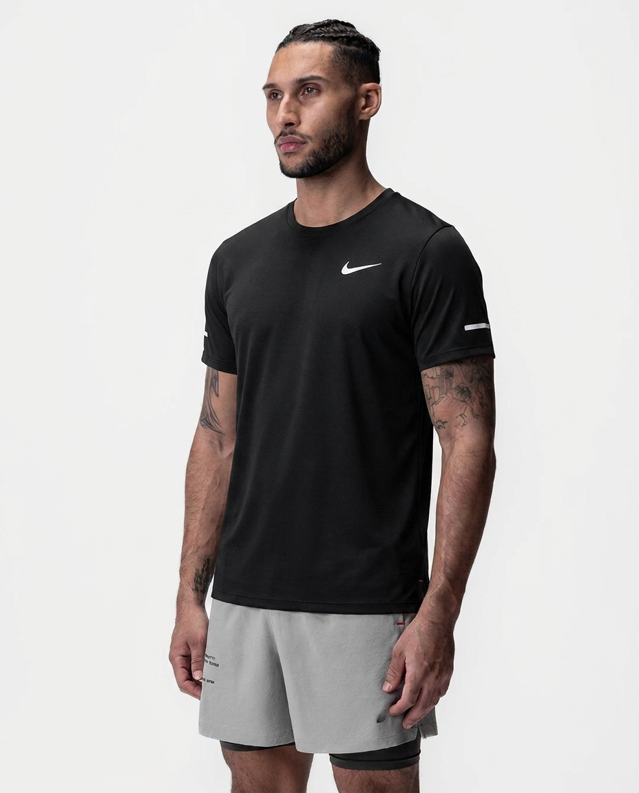 Camiseta Hombre Negro NK — on-model frontal
