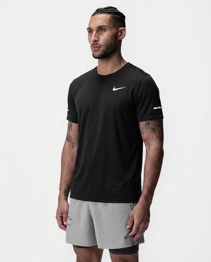 Camiseta Hombre Negro NK — on-model frontal