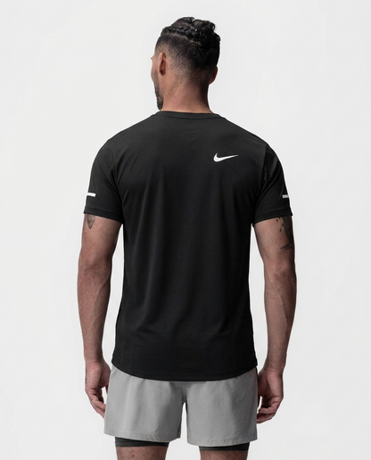 Camiseta Hombre Negro NK — on-model espalda