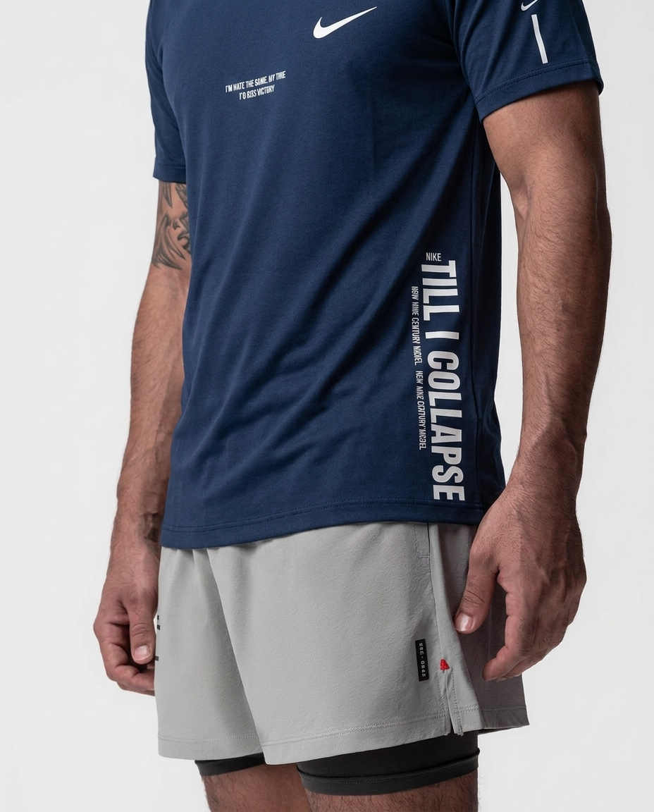 Camiseta Till I Collapse Azul Navy NK — macro detalle